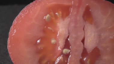 Domatesi yakın plan kes. Olgun sulu bir sebze..