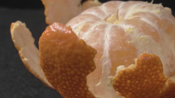 Mandarino con pelle sbucciata. Primo piano sugli agrumi. — Video Stock