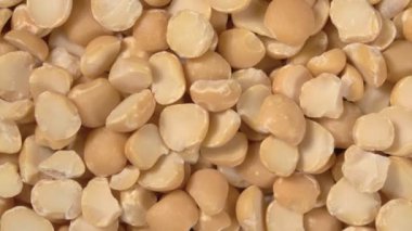Kuru bezelyelerin dönüşümü yakın. 4K video. Organik baklagiller.