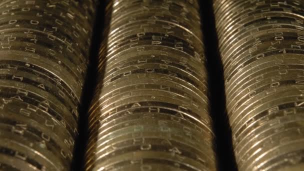 一排排的金属钱硬币的两端都是特写. — 图库视频影像