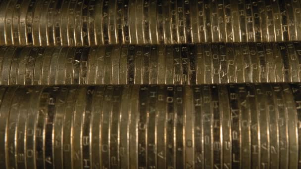 동전 뭉치들이 닫 힙니다. 금속 화폐. 성공과 번영의 상징. — 비디오