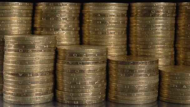 Metalowe zbliżenie. Mnóstwo monet. Ekonomia i finanse. — Wideo stockowe