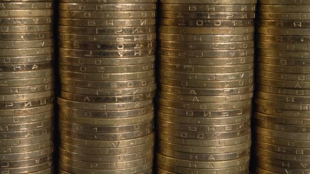 Columnas de primer plano de monedas. Dinero metálico. Un símbolo de riqueza. — Vídeo de stock
