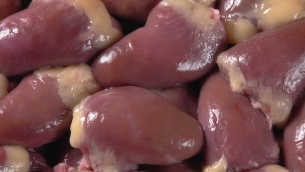 La rotación de corazones de pollo de cerca. Subproductos crudos. — Vídeo de stock