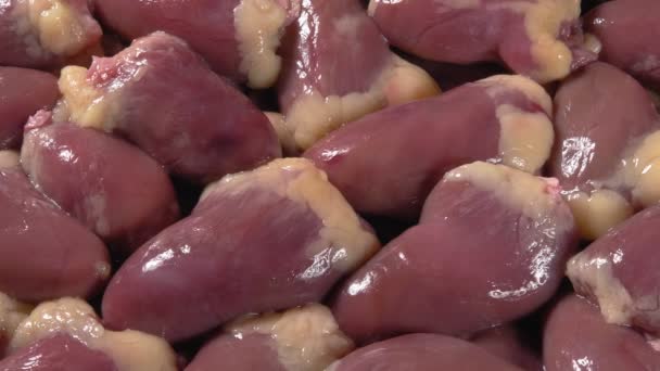 Kippenharten van dichtbij. Ruwe bijproducten. Vleesingrediënt. — Stockvideo
