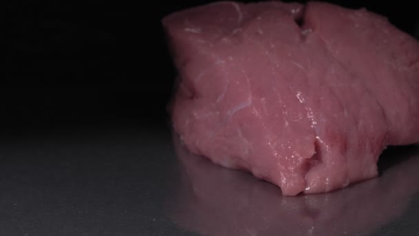 Rå kött närbild. Svart bakgrund. — Stockvideo