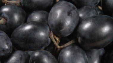 Organik üzümleri yakından çek. Tatlı olarak da koyu üzüm..