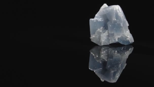 Calcite blå närbild. Svart bakgrund. — Stockvideo