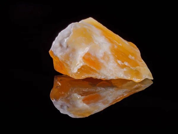 Calcite orange närbild. Svart bakgrund. Makrobild. — Stockfoto