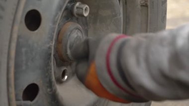 Lastiklere yakın çekim. Tekerlek değiştiriliyor..