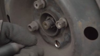 Lastik çalışıyor. Tekerlek yakın plan değiştiriliyor..