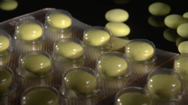 Levhalar su topladı ve etrafa saçıldı. Siyah arkaplan.