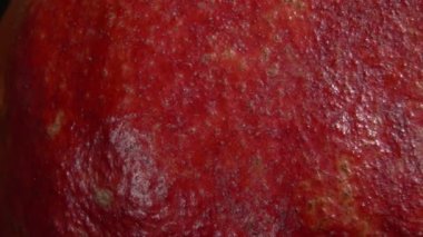 Siyah bir arkaplanda soyulmuş nar..