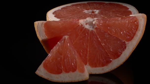 Grapefruit zblízka na černém pozadí. Koncept zdravé stravy. — Stock video