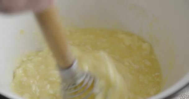 De hand klopt het bakmengsel. — Stockvideo