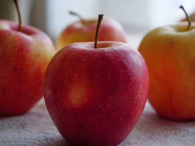 Masanın üzerinde taze elmalar var. Organik meyveler.