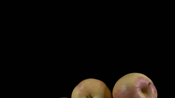 Літаючі яблука на чорному тлі. Органічні фрукти . — стокове відео