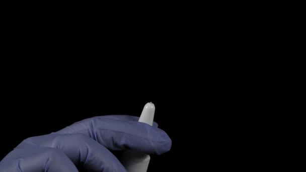 Рука в медицинской перчатке держит спрей и инъекции. — стоковое видео