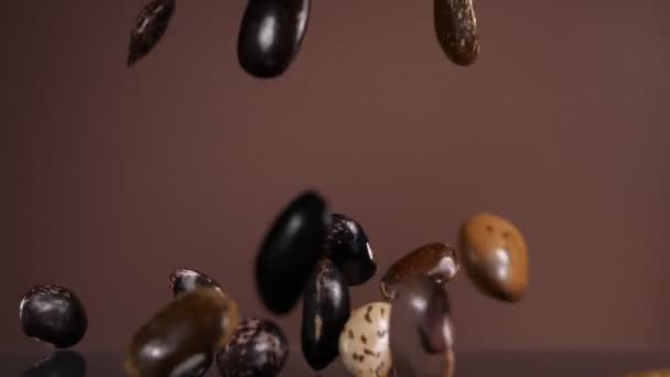 在褐色的背景上掉下豆子.超级慢动作. — 图库视频影像