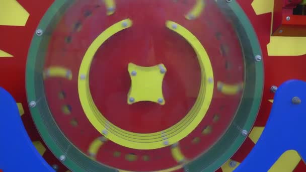 Una rueda giratoria. Un disco multicolor en movimiento. — Vídeo de stock