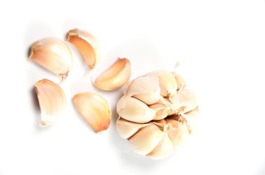 Beyaz üzerine izole edilmiş taze sarımsak.