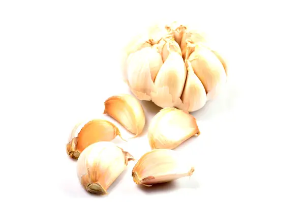 Frischer Knoblauch isoliert auf weiß — Stockfoto