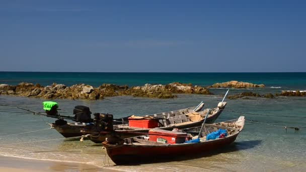 Plage tropicale parfaite avec des bateaux — Video