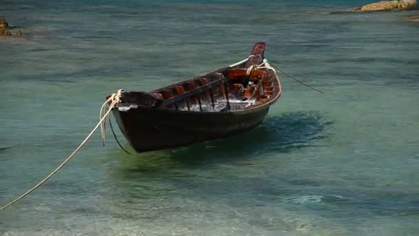 Рибальські човни на пляжі влітку — Stockvideo