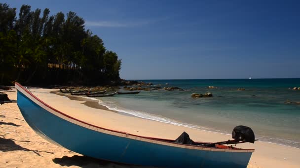 Fischerboote am Strand im Sommer — Stockvideo