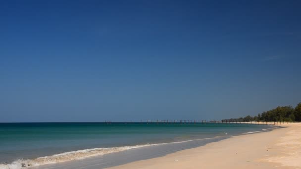 Playa de arena y cielo en verano — Vídeos de Stock