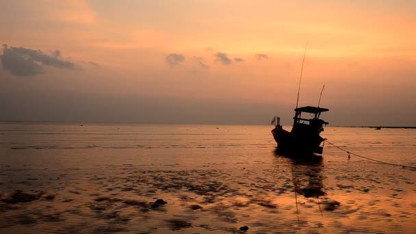 Barco en la playa y puesta de sol — Vídeos de Stock
