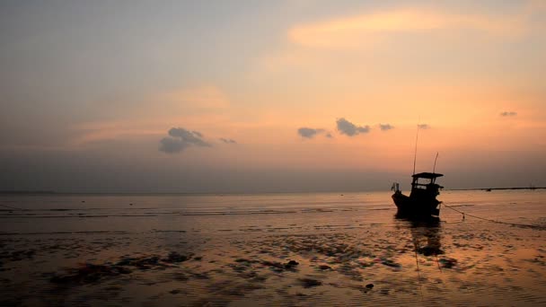 Barco en la playa y puesta de sol — Vídeos de Stock