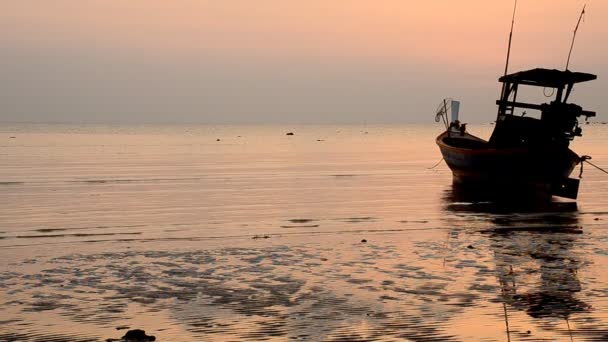 Човен на пляжі і заході сонця — стокове відео