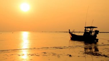 plaj ve gün batımı tekne