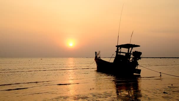 Barco en la playa y puesta de sol — Vídeos de Stock