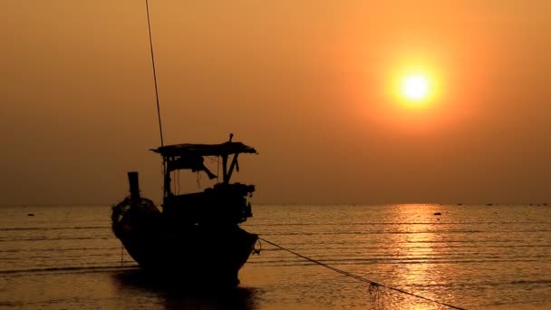 Boot bij strand en zonsondergang — Stockvideo