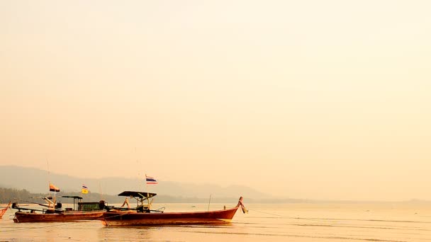 Bateau à la plage et coucher de soleil — Video