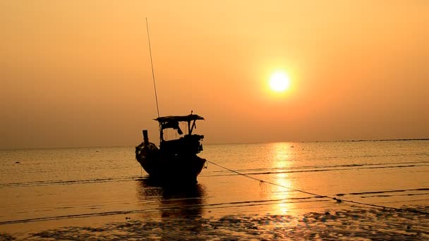 Barco en la playa y puesta de sol — Vídeos de Stock