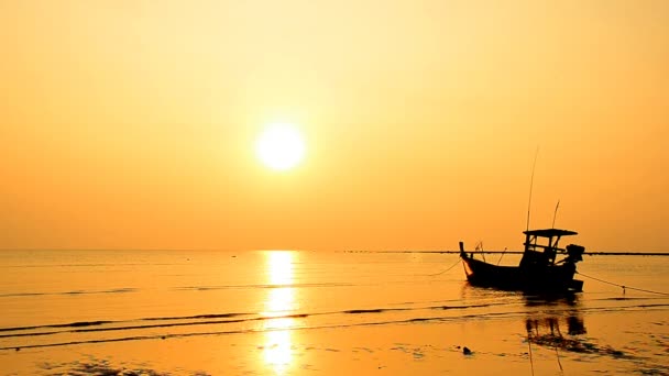 Bateau à la plage et coucher de soleil 