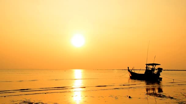 Bateau à la plage et coucher de soleil — Video