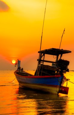 Okyanusta batımında tekne