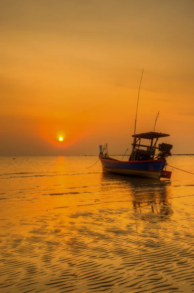 Boot op de Oceaan bij zonsondergang — Stockfoto