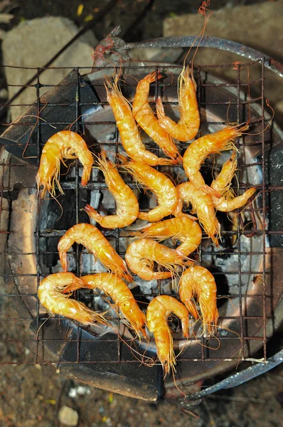 Crevettes grillées sur le gril — Photo