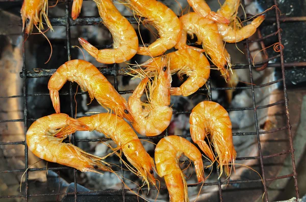 Grilled prawns on the grill — Stock Photo, Image