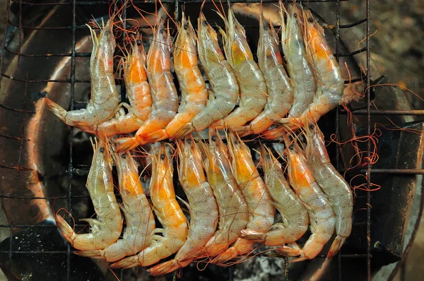 Crevettes grillées sur le gril — Photo