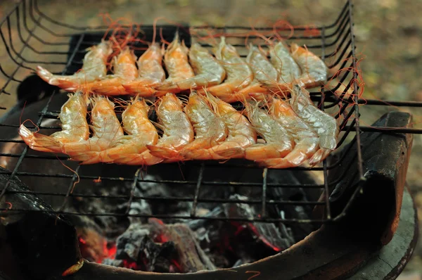 Crevettes grillées sur le gril — Photo