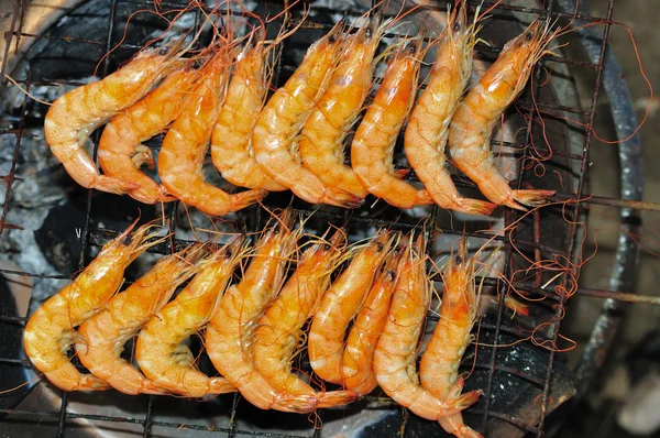 Crevettes grillées sur le gril — Photo