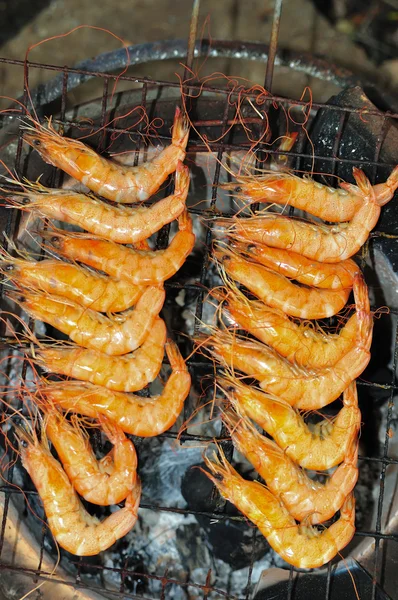 Crevettes grillées sur le gril — Photo