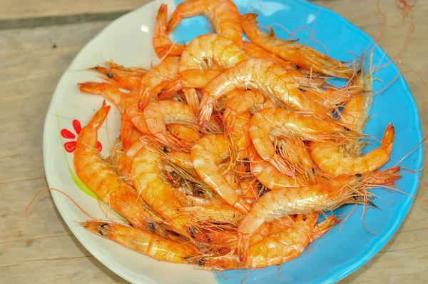 Camarones a la parrilla en el plato —  Fotos de Stock