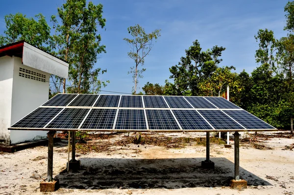 Paneles de células solares en aldea —  Fotos de Stock